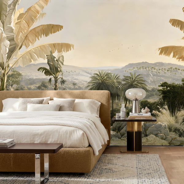 Papier peint jungle beige lin avec bananier, palmiers et vallée tropicale aux reliefs calcaires.