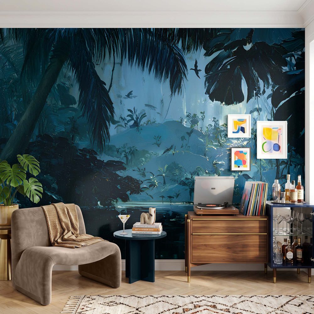 Papier peint jungle bleu nuit avec palmiers, feuillage tropical et bassin aux reflets bleu canard

