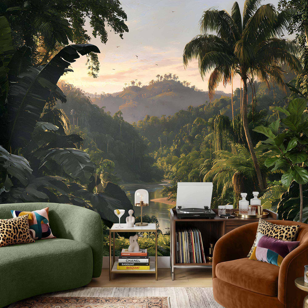 Papier peint jungle vert émeraude avec palmiers, rivière et reliefs tropicaux baignés de lumière dorée
