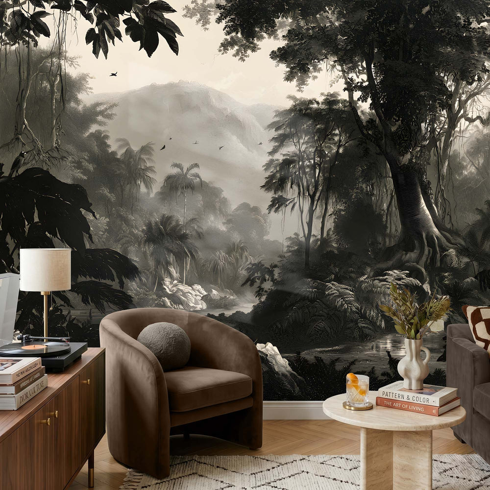 Papier peint jungle noir et blanc avec figuier, fougères, sentier humide et montagnes tropicales gravées
