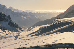 Papier Peint Panoramique Montagne Enneigée - Le Plateau sous la Neige Dorée